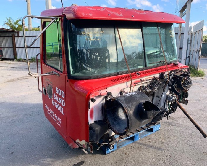 1997 VOLVO VOLVO-GM DAY CAB CABS 