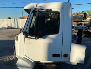 2005 VOLVO VNL CABS 