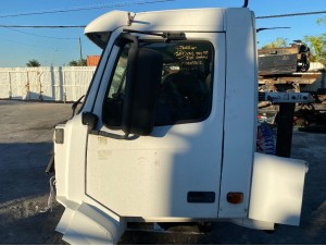 2005 VOLVO VNL CABS 
