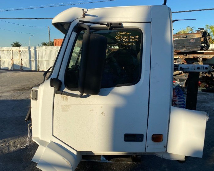 2005 VOLVO VNL CABS 