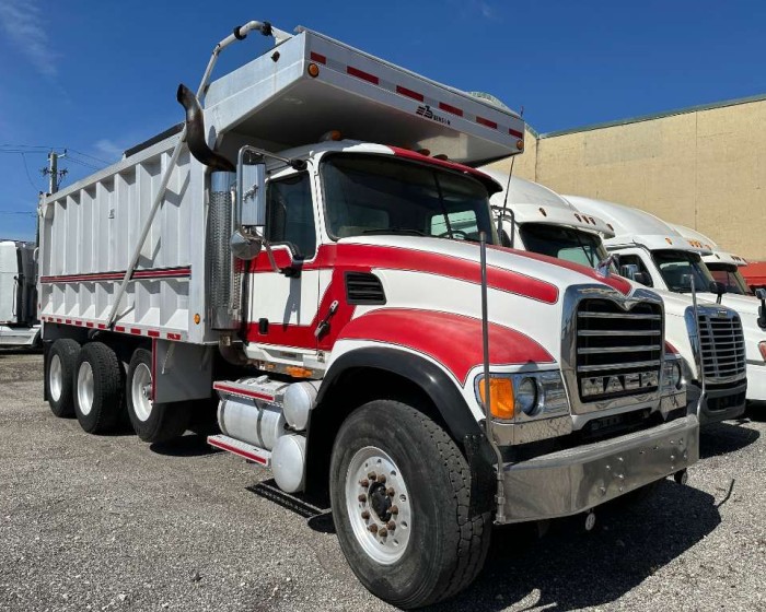 2003 MACK CV713 DUMP TRUCK