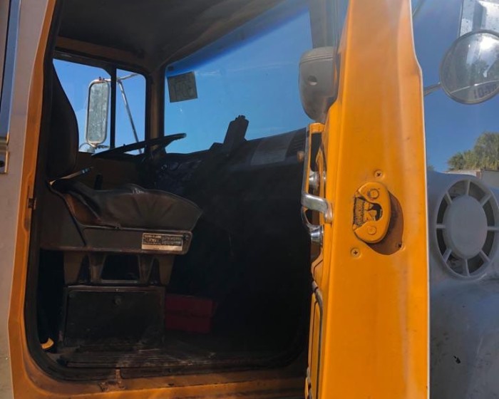 1992 FORD L800 DUMP TRUCK