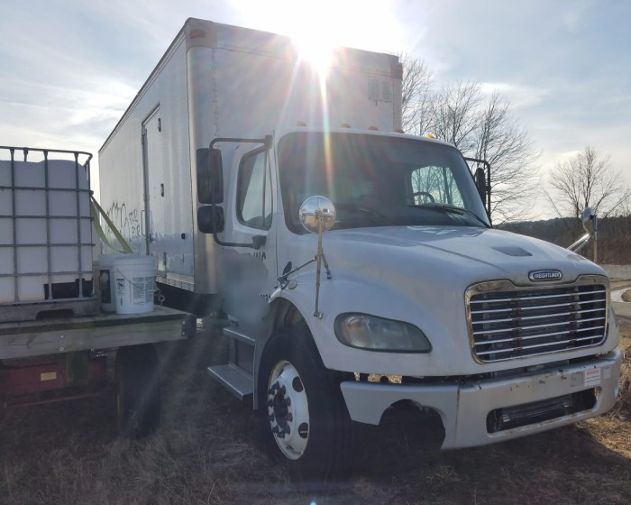 2005 FREIGHTLINER DRY BOX TRUCK