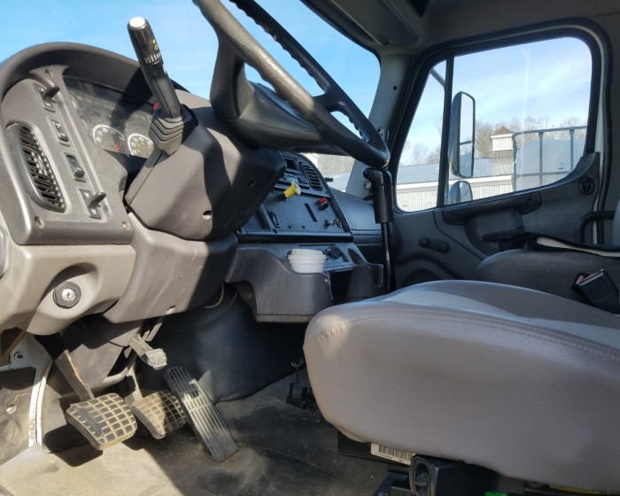 2005 FREIGHTLINER DRY BOX TRUCK