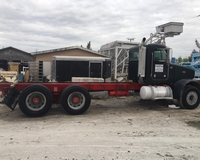 2001 PETERBILT 357