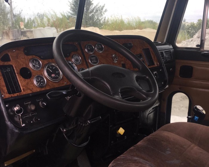 2001 PETERBILT 357