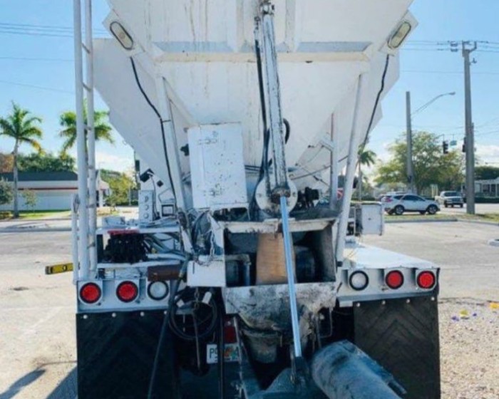 2006 INTERNATIONAL  CONCRETE MIXER TRUCK