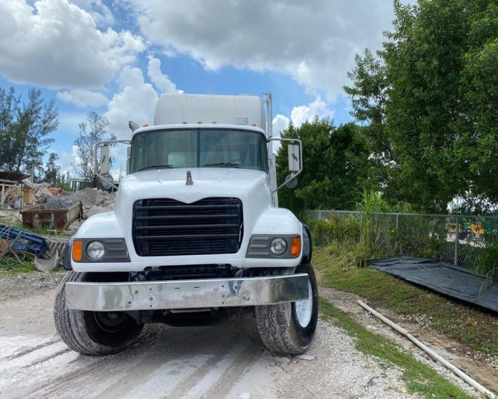 2005 MACK GRANITE CONCRETE MIXER TRUCK