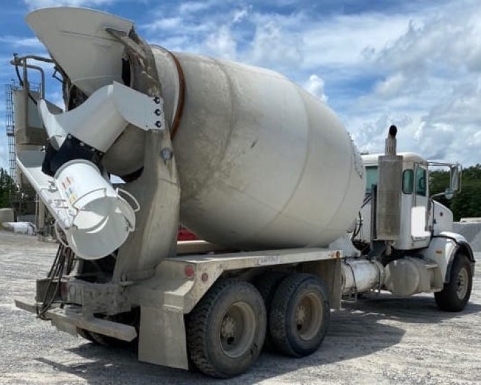 2010 PETERBILT 365 CONCRETE MIXER TRUCK