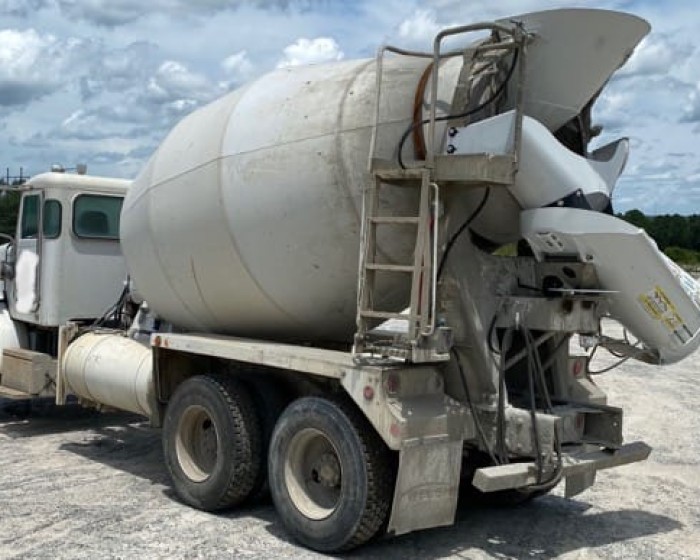 2010 PETERBILT 365 CONCRETE MIXER TRUCK
