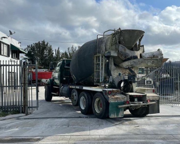 2008 STERLING 2009 CONCRETE MIXER TRUCK