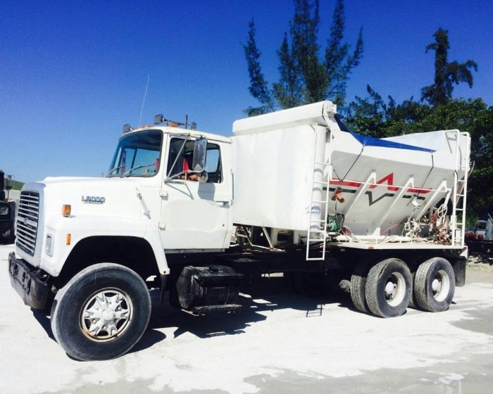 1993 FORD L8000 CONCRETE MIXER TRUCK 