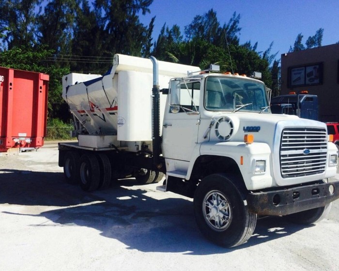 1993 FORD L8000 CONCRETE MIXER TRUCK 
