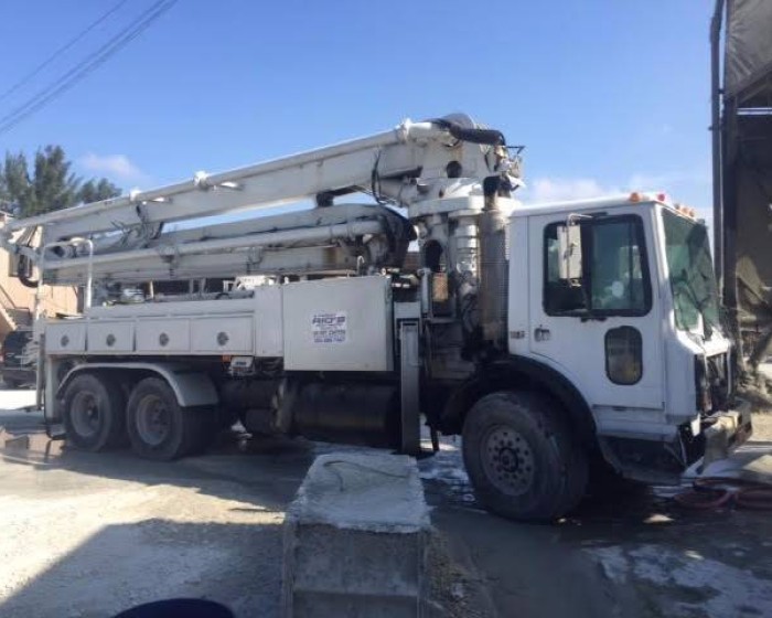 1999 SCHWING XL1200 CONCRETE PUMP
