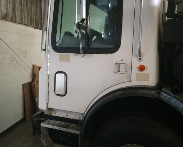 1999 MACK MR600 CONCRETE PUMP TRUCK