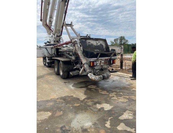 2006 MACK MR600 CONCRETE PUMP TRUCK