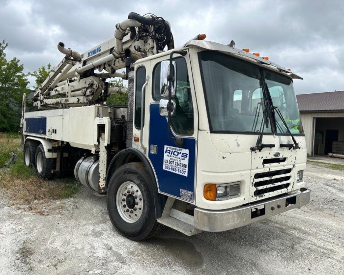 2006 STERLING  CONCRETE PUMP TRUCK