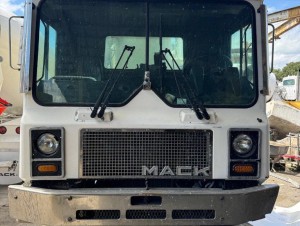 1996 MACK MR600 CONCRETE PUMP TRUCK