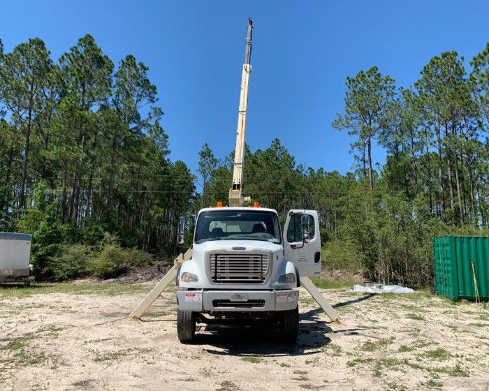 CRANE TRUCK ON 2010 FREIGHTLINER M2-112