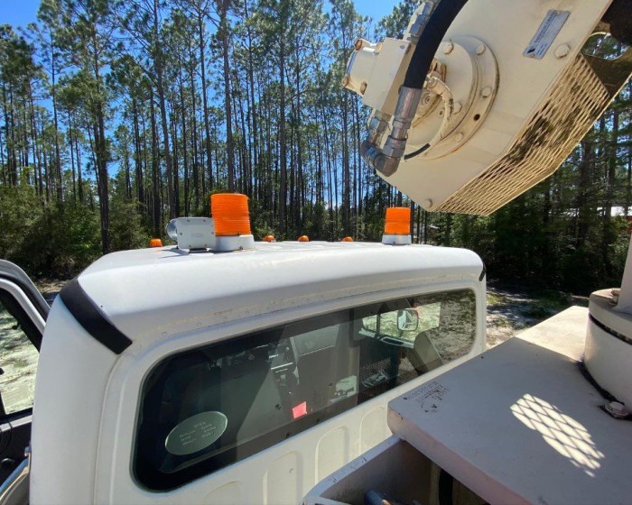 CRANE TRUCK ON 2010 FREIGHTLINER M2-112