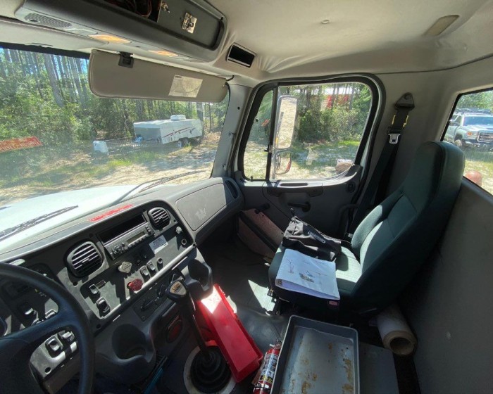 CRANE TRUCK ON 2010 FREIGHTLINER M2-112