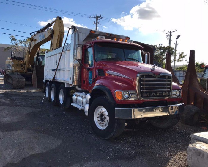 2006 MACK GRANITE DUMP TRUCK