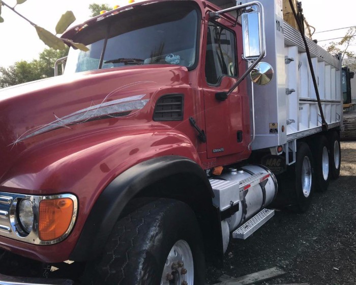 2006 MACK GRANITE DUMP TRUCK