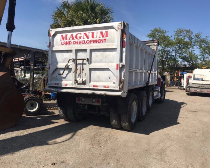 2006 MACK GRANITE DUMP TRUCK