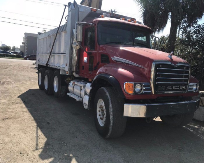 2006 MACK GRANITE DUMP TRUCK