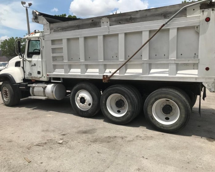 2006 MACK GRANITE DUMP TRUCK