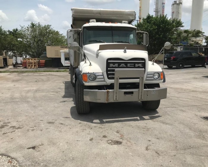 2006 MACK GRANITE DUMP TRUCK