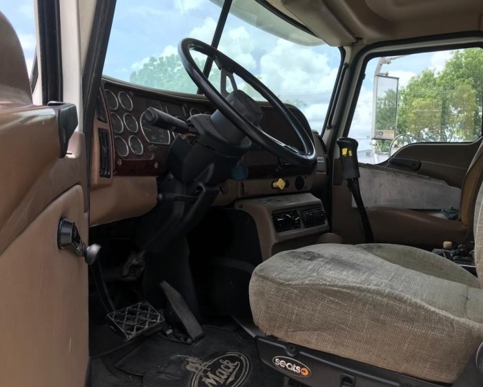 2006 MACK GRANITE DUMP TRUCK