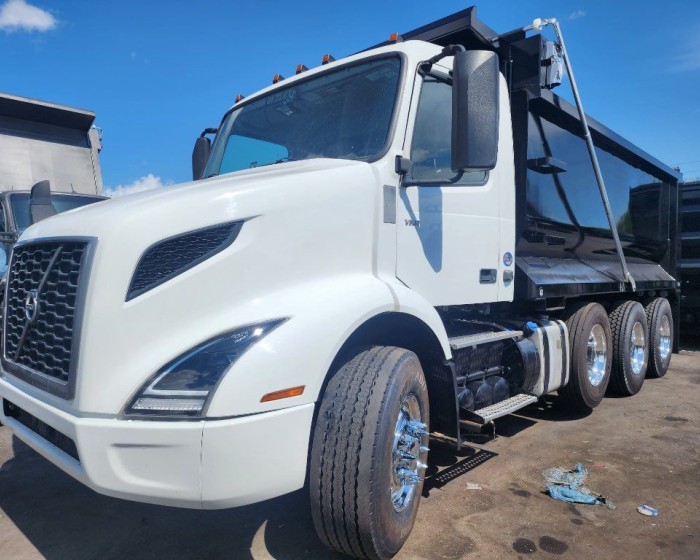 2021 VOLVO VNR DUMP TRUCK