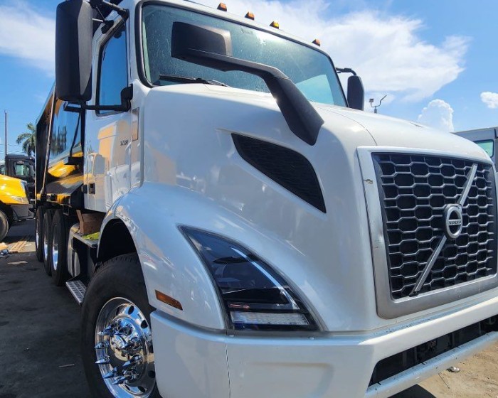 2021 VOLVO VNR DUMP TRUCK