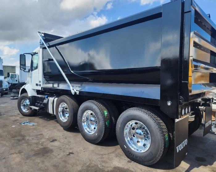 2021 VOLVO VNR DUMP TRUCK