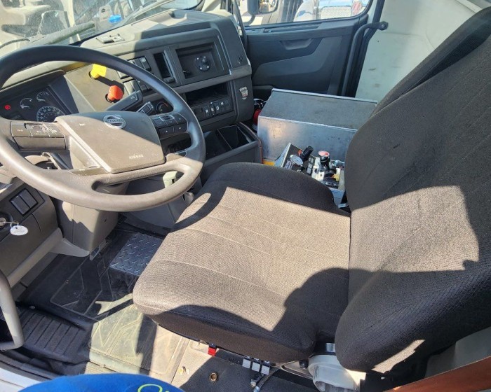 2021 VOLVO VNR DUMP TRUCK