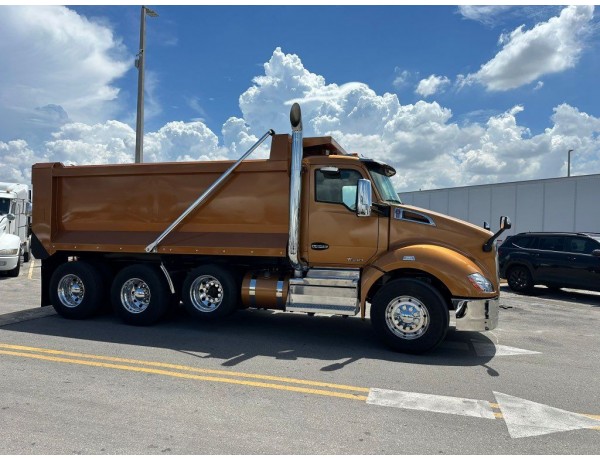 2019 KENWORTH T680 TRI-AXLE DUMP TRUCK