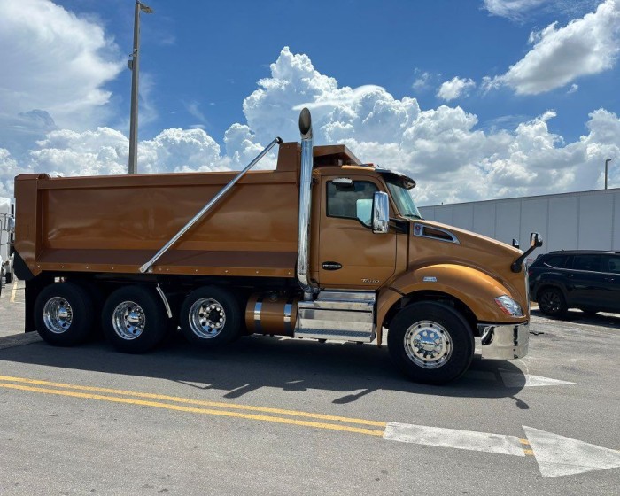2019 KENWORTH T680 TRI-AXLE DUMP TRUCK