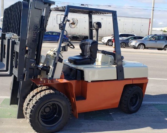 1995 NISSAN PNEUMATIC TIRE FORKLIFT