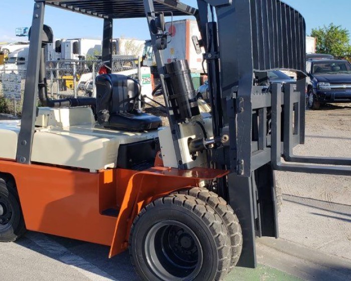 1995 NISSAN PNEUMATIC TIRE FORKLIFT