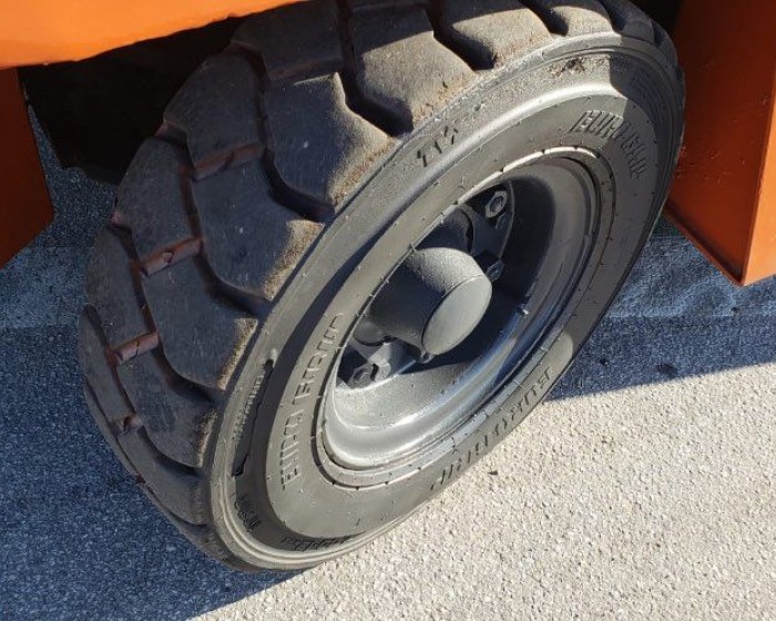 1995 NISSAN PNEUMATIC TIRE FORKLIFT