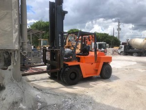 2010 NISSAN 16000-LBS FORKLIFT