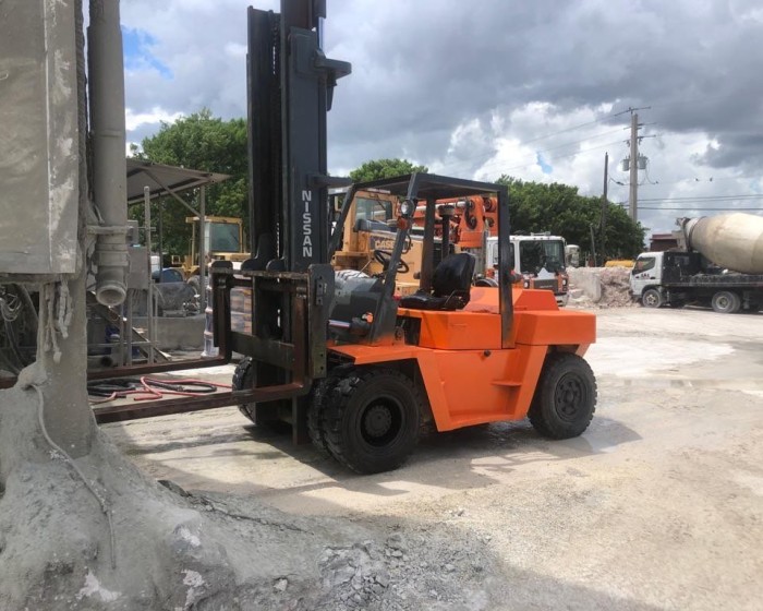 2010 NISSAN 16000-LBS FORKLIFT