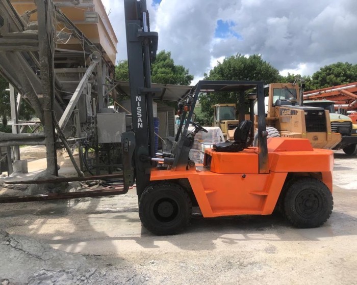 2010 NISSAN 16000-LBS FORKLIFT