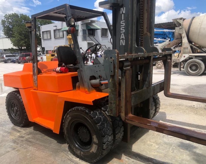 2010 NISSAN 16000-LBS FORKLIFT