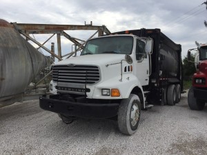 2004 STERLING GARBAGE TRUCK, BODY MCNEILUS 31YDS