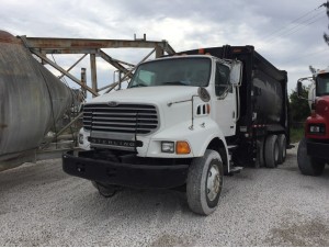 2004 STERLING GARBAGE TRUCK, BODY MCNEILUS 31YDS