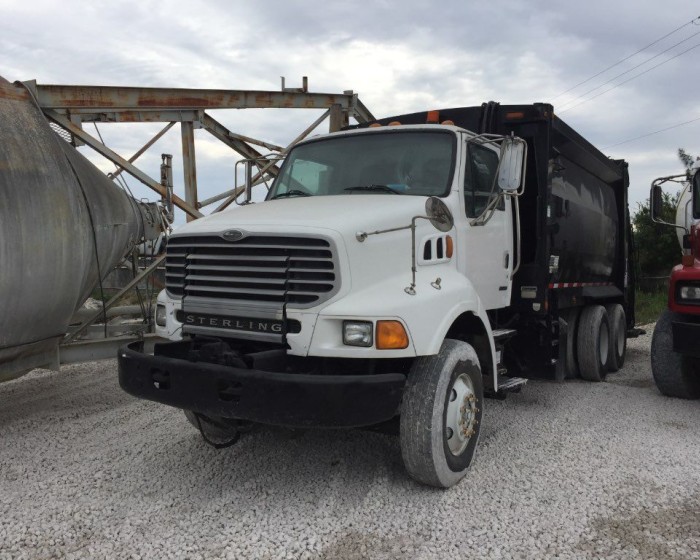 2004 STERLING GARBAGE TRUCK, BODY MCNEILUS 31YDS
