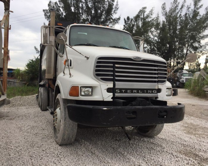 2004 STERLING GARBAGE TRUCK, BODY MCNEILUS 31YDS