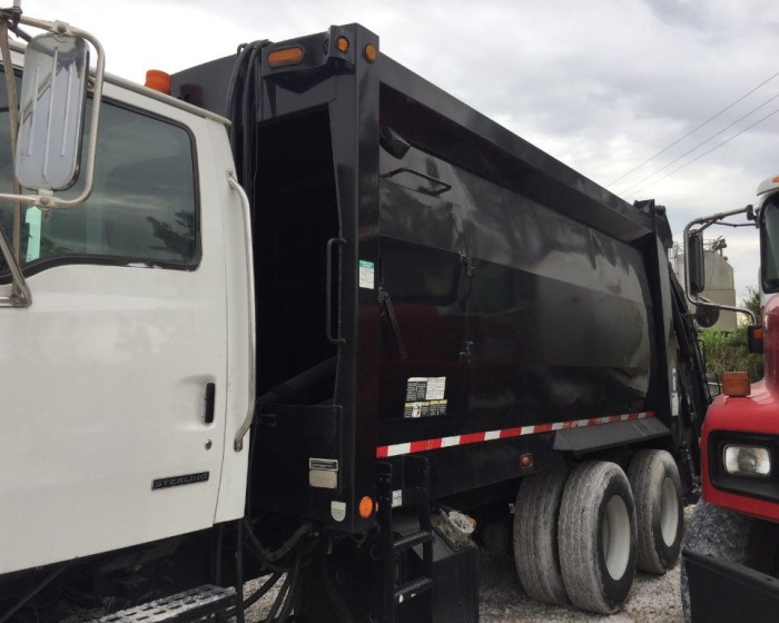 2004 STERLING GARBAGE TRUCK, BODY MCNEILUS 31YDS